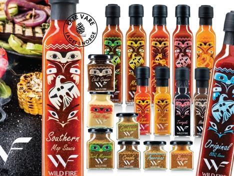 Sauser i glassflasker med mange ulike smaker og farger. Til venstre ser vi grillet paprika, maiskolber og løk.