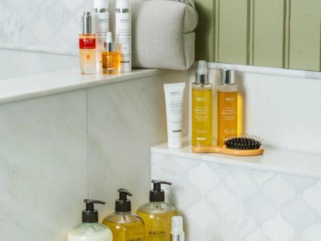 Bilde av Elm sine flasker med håndsåpe, shampo, og bodywash.