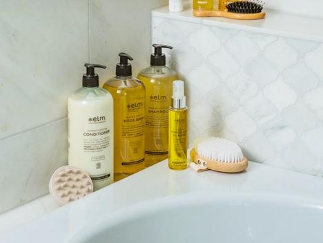 Bilde av Elm sine flasker med håndsåpe, shampo, og bodywash.