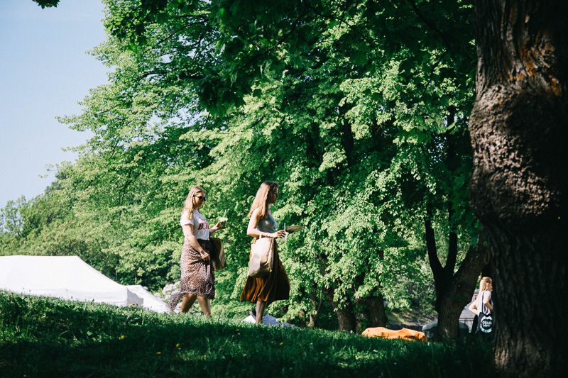 To besøkende på festivalen i grønne omgivelser