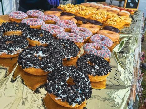 Bilde av donuts på et bord