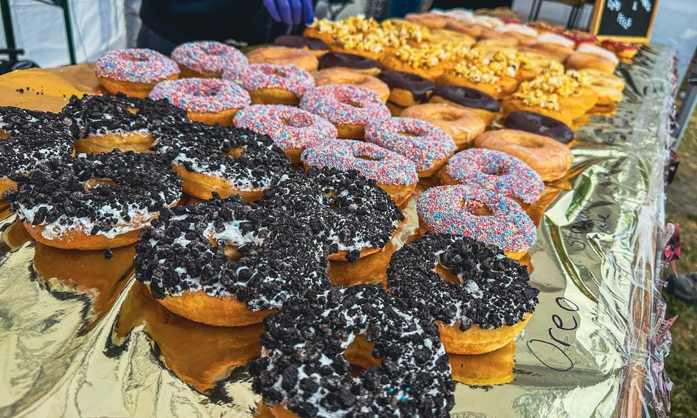 Bilde av donuts på et bord