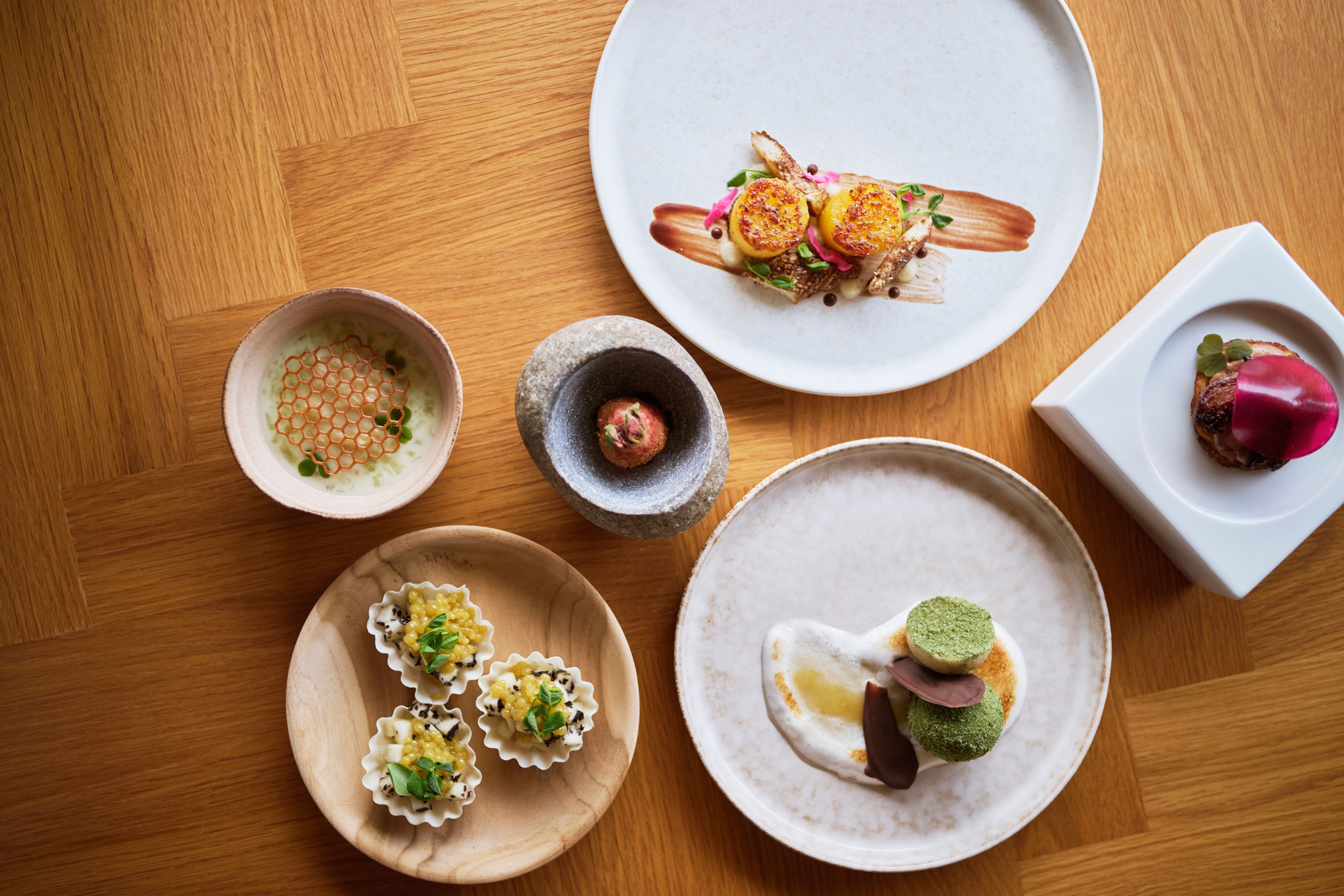 Gourmetretter på et bord