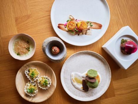 Gourmetretter på et bord