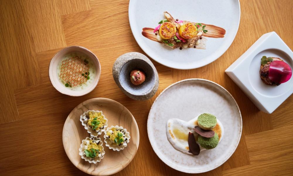 Gourmetretter på et bord