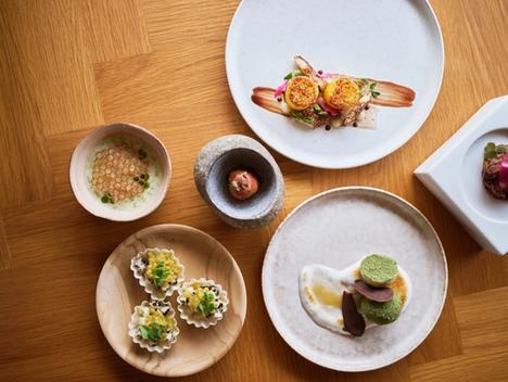 Gourmetretter på et bord