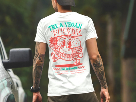 Bilde av en mann med ryggen til. På Tskjorten er det et bilde av en burger og teksten "Try a vegan burger"