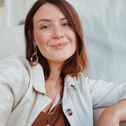 Bilde av Rebecca Hawkes, som ser inn i kamera