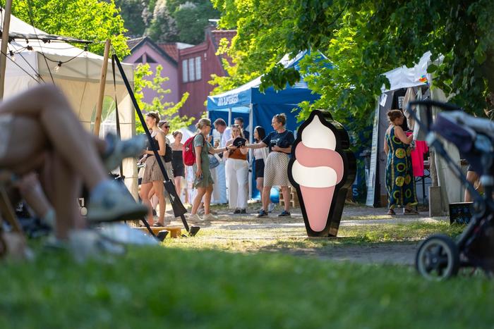 Bilde fra festivalen med et stort iskrem lys-skilt