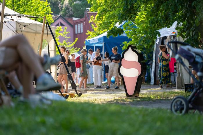 Bilde fra festivalen med et stort iskrem lys-skilt