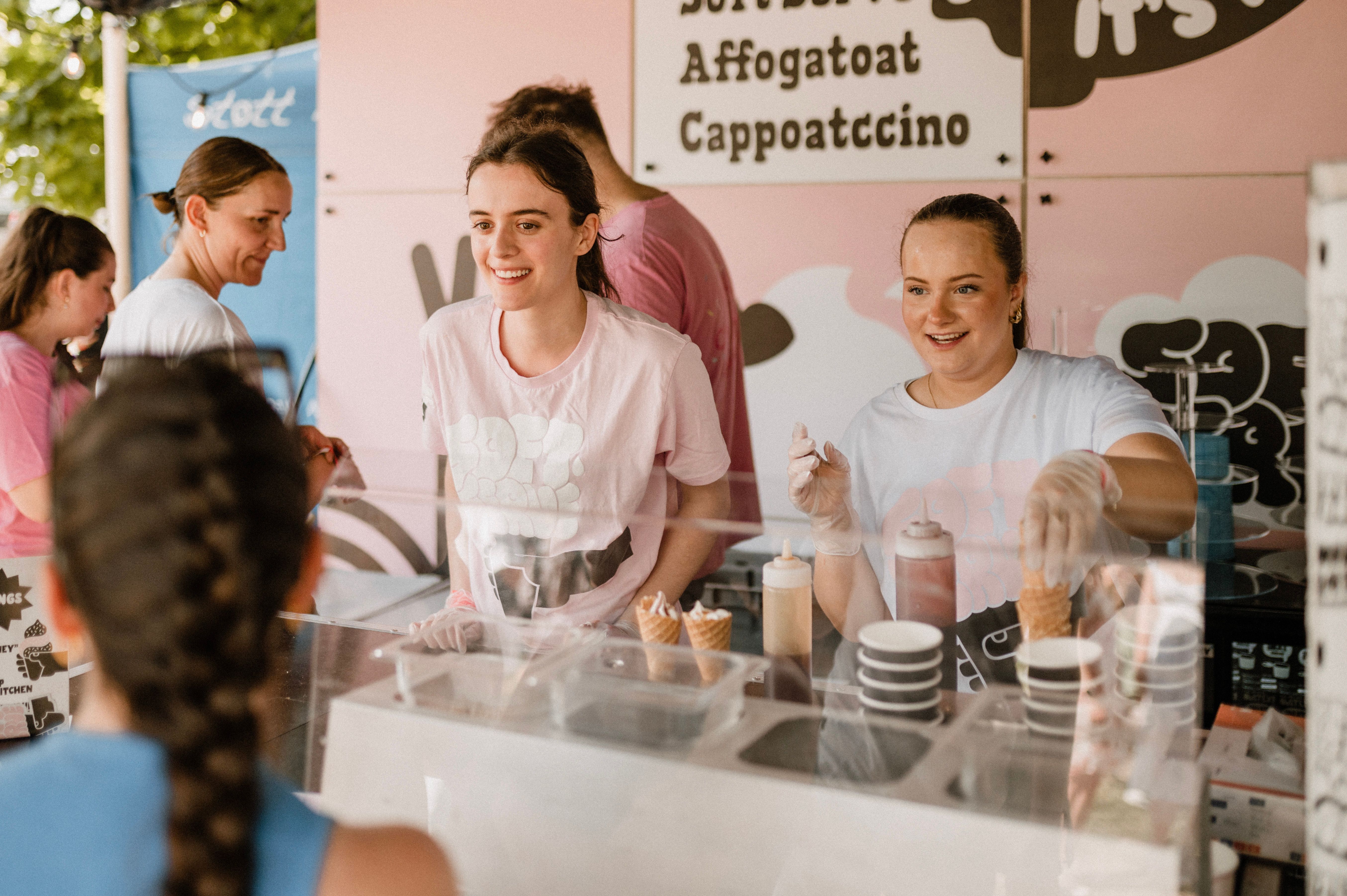 Bilde av to glade medarbeidere på Oatlys stand