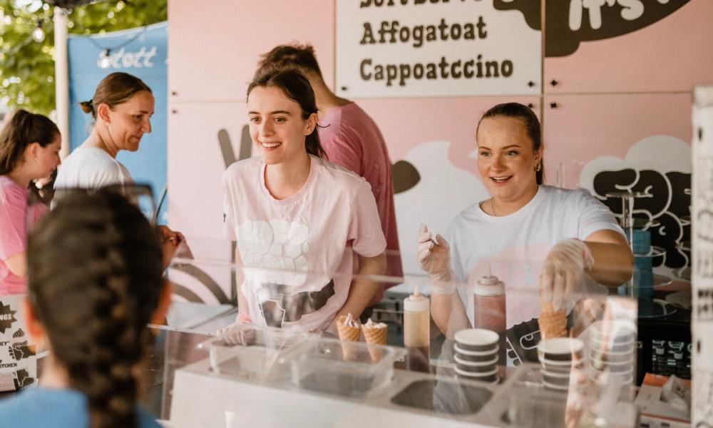 Bilde av to glade medarbeidere på Oatlys stand