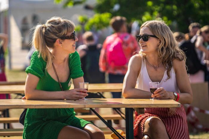 To kvinner som drikker vin på festivalen