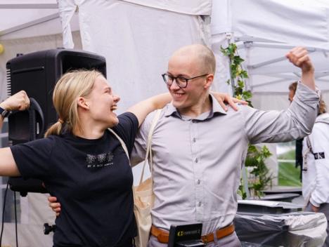 Bilde av to personer fra Norsk Vegansamfunn