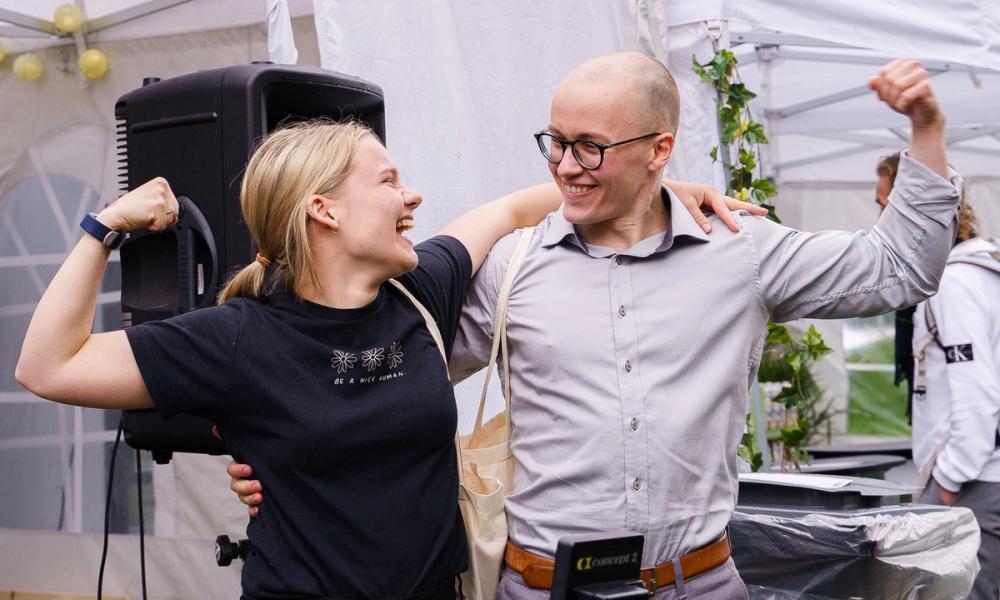 Bilde av to personer fra Norsk Vegansamfunn