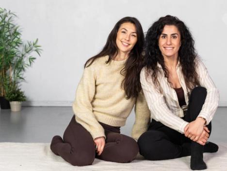 Halat og Eilin fra Yogaskolen sitter i yogastudio
