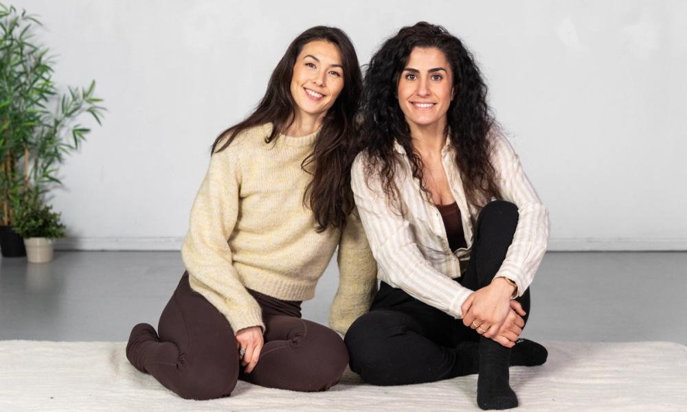 Halat og Eilin fra Yogaskolen sitter i yogastudio