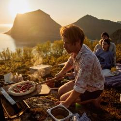 Lisa og Parsa Massahi utenfor drivhuset i Polarhagen