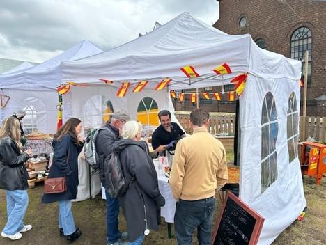 Bilde av folk som står i kø i standen til Kxondeo