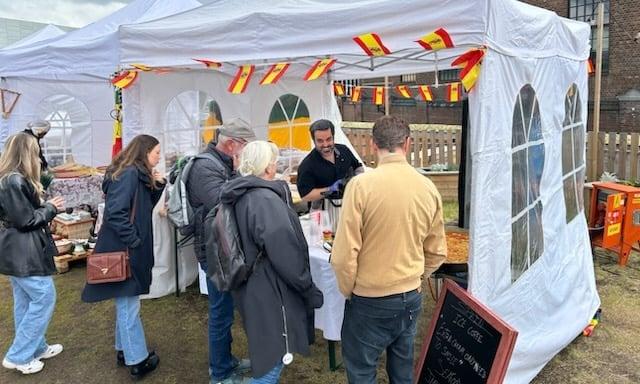 Bilde av folk som står i kø i standen til Kxondeo