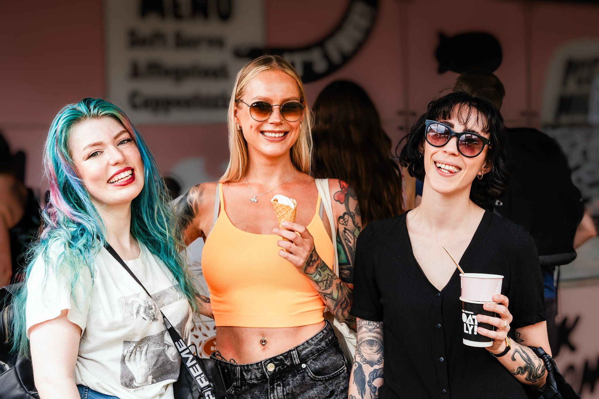 Tre jenter som spiser is på Oslo Vegetarfestival