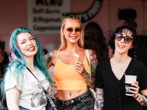 Tre jenter som spiser is på Oslo Vegetarfestival