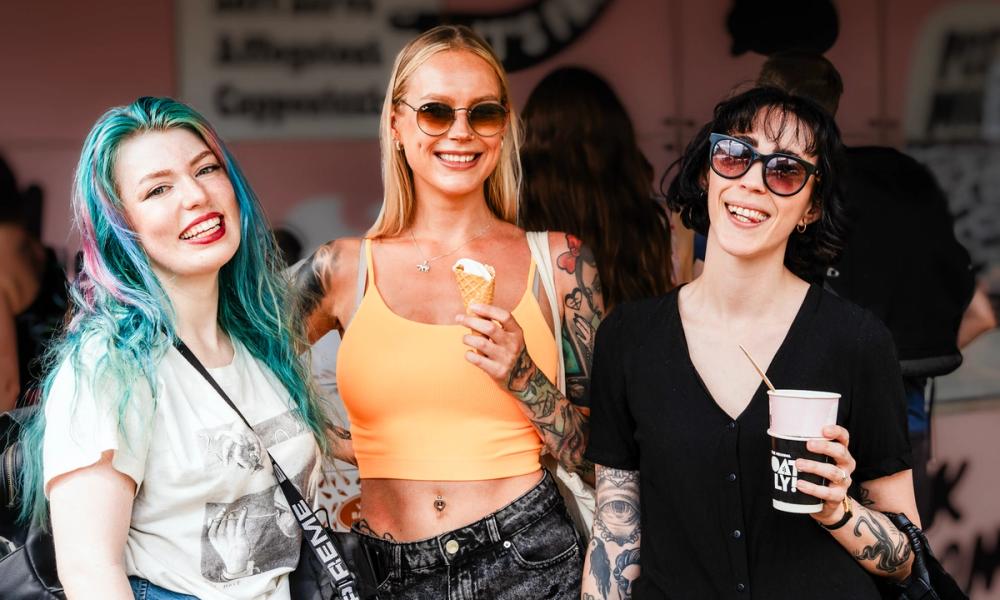 Tre jenter som spiser is på Oslo Vegetarfestival