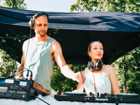 Bilde av to DJer fra festivalen