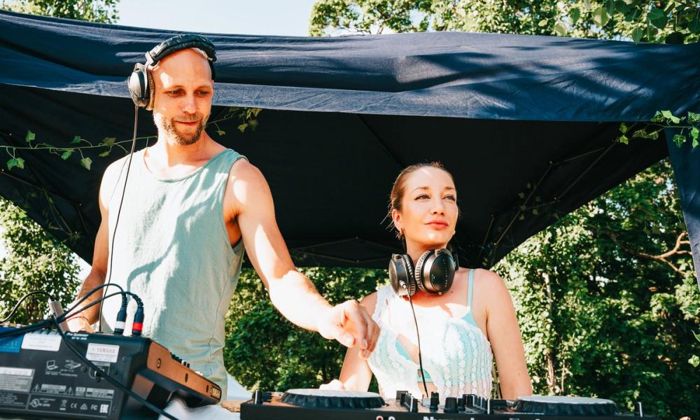 Bilde av to DJer fra festivalen