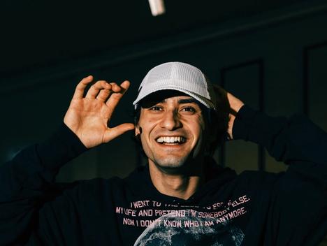 Cengiz Al ser leende inn i kamera.