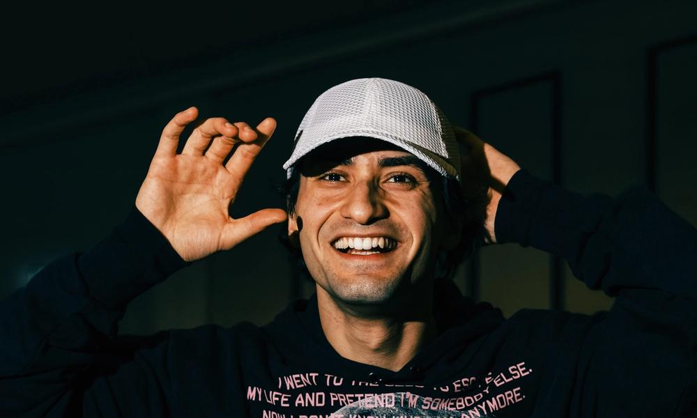 Cengiz Al ser leende inn i kamera.