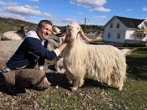 Andreas Bjørnebye med en geit.