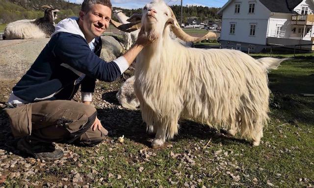 Andreas Bjørnebye med en geit.