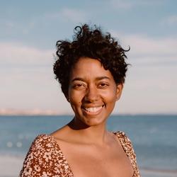 Telma Fjelltveit på en strand med sjøen i bakgrunnen.