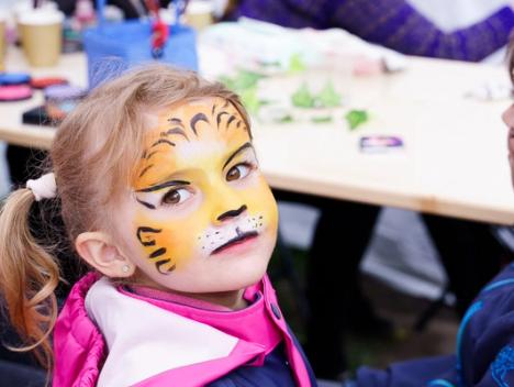 Bilde av barn som blir malt i ansiktet med tigerfarger. Foto: Marthe Haarstad