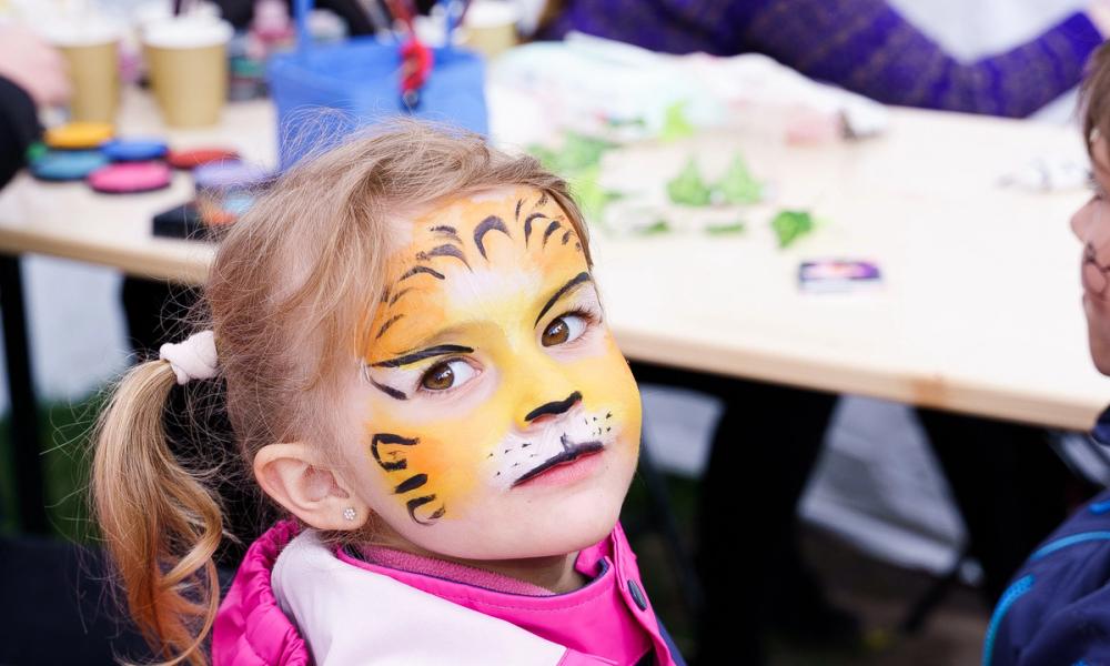 Bilde av barn som blir malt i ansiktet med tigerfarger. Foto: Marthe Haarstad