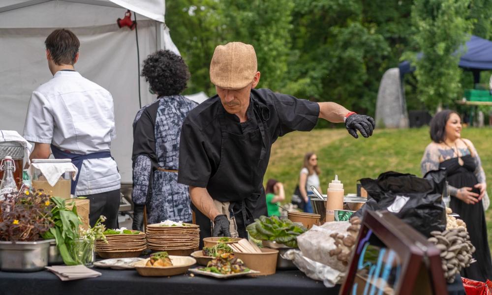 Bilde av kokk som steker sopp