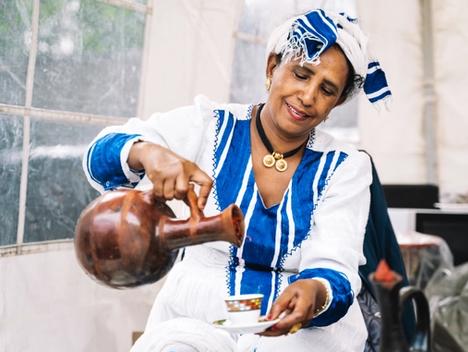 Bilde av en dame some heller seg en etiopisk kaffe