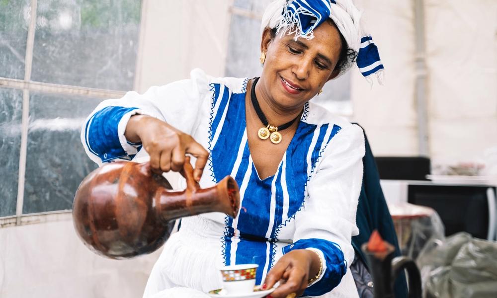 Bilde av en dame some heller seg en etiopisk kaffe