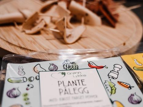 Bilde av en pakke med plantepålegg foran smaksprøver av vegansk påleggspølse.