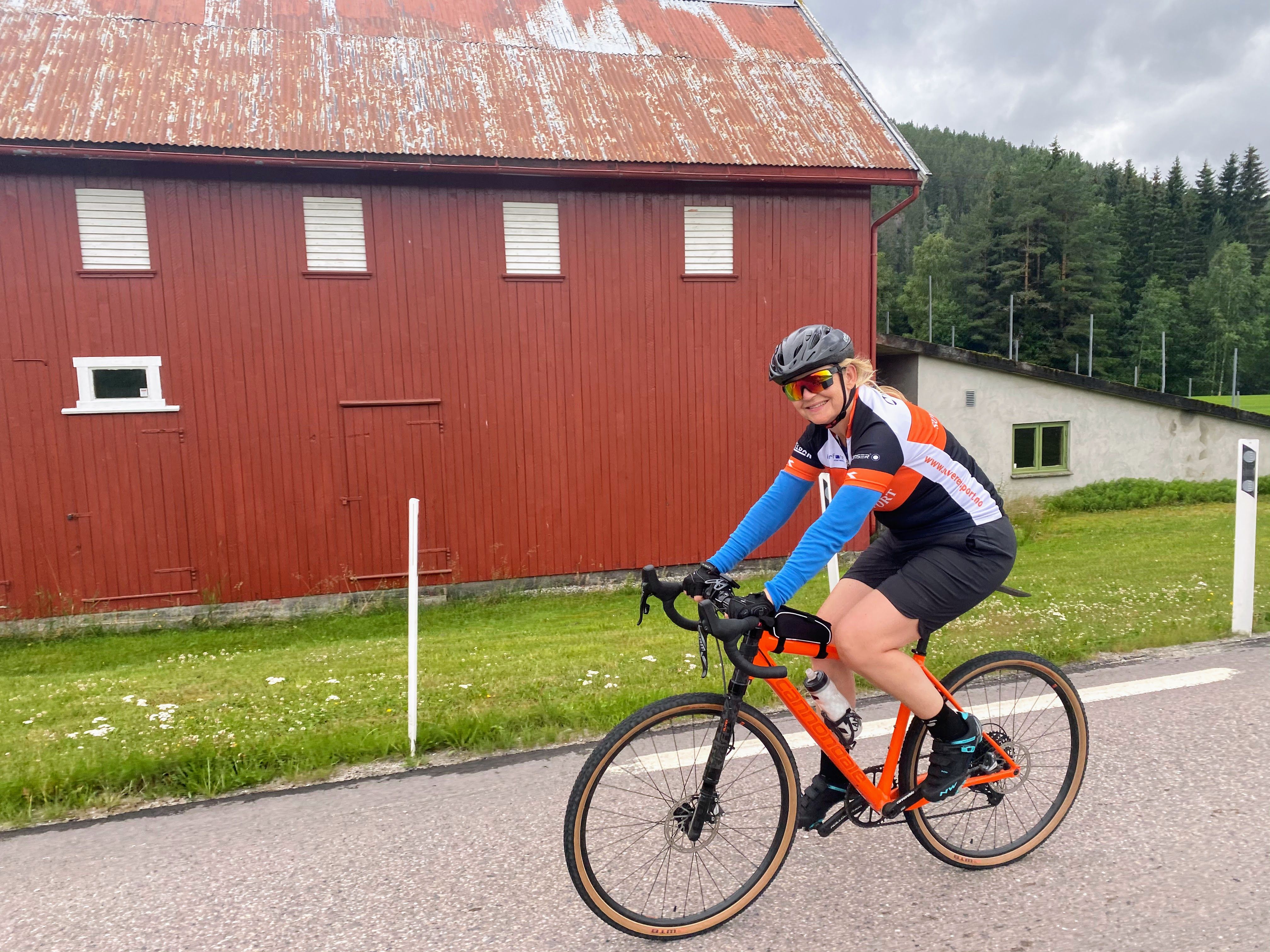 Kvinne på sykkel ute i naturen