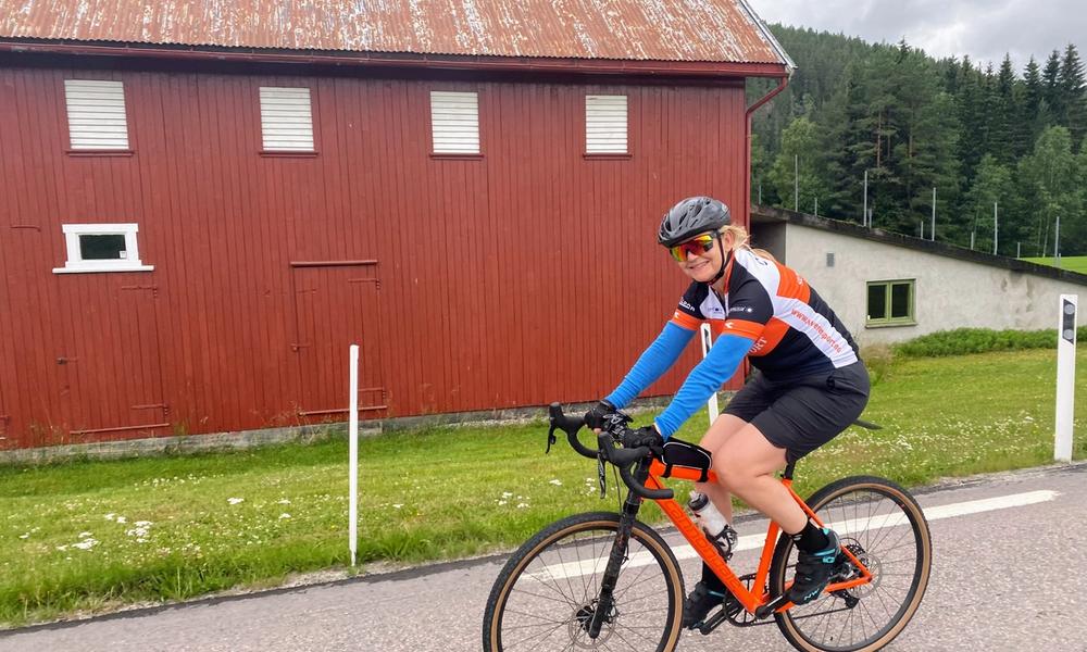 Kvinne på sykkel ute i naturen