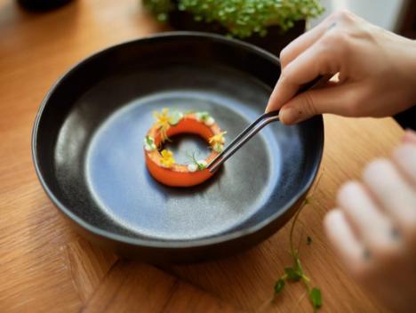 Grafikk med en tallerken med gourmetmat og bilde av Gittemarie Johansen