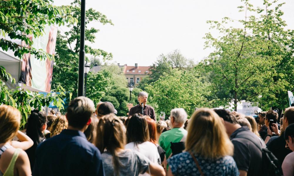 Bilde av folkemengde før åpningen av Oslo Vegetarfestival.