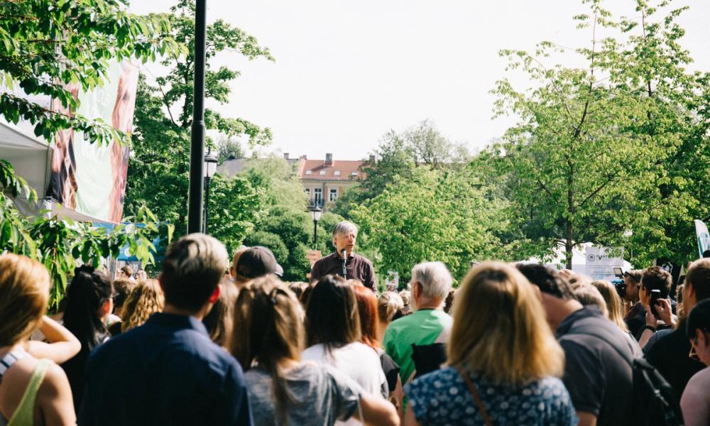 Bilde av folkemengde før åpningen av Oslo Vegetarfestival. 