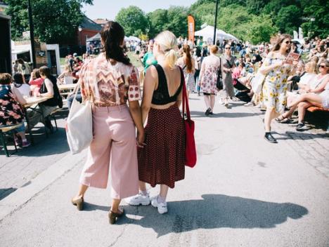 To jenter som holder hender.