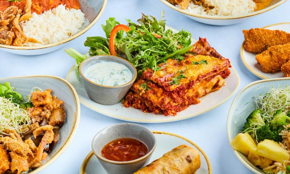 Bilde av masse mat, inkludert lasagne og vårruller