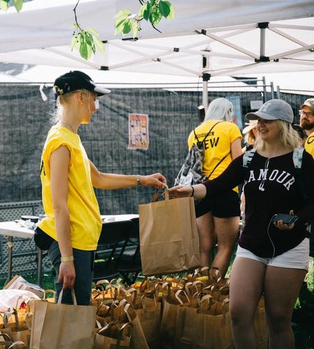 Bilde av frivillig som deler ut goodiebag