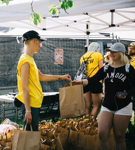 Bilde av frivillig som deler ut goodiebag