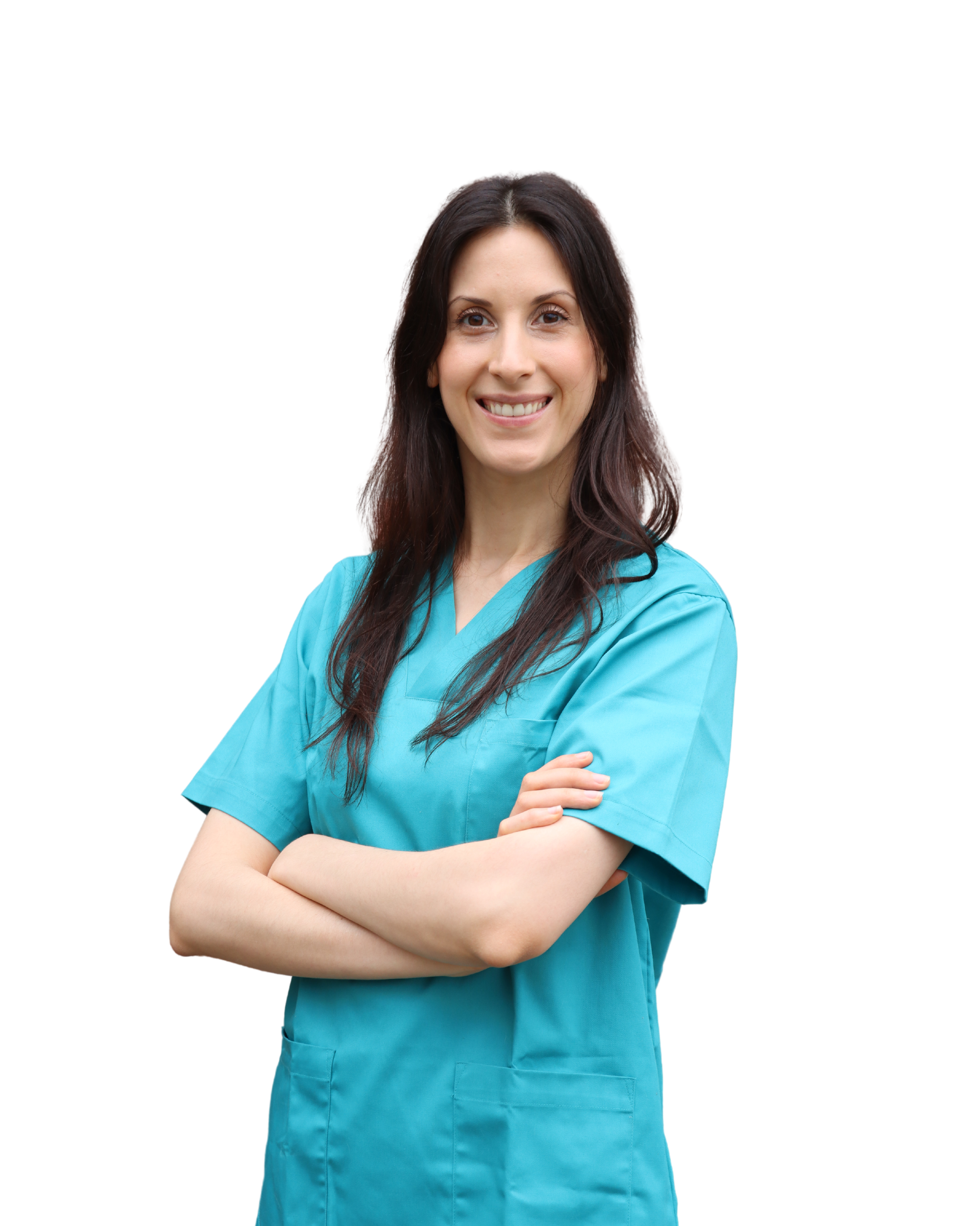 Smilende bilde av Claire Lucie Sonck med langt brunt hår og armer i kors, iført turkis veterinæruniform.